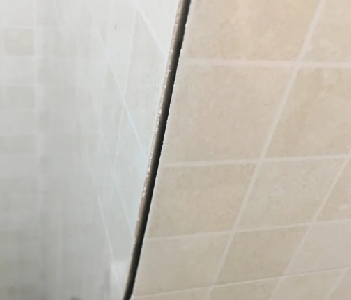 金城江瓷砖空鼓维修公司分享阳台瓷砖脱落的修复过程可以分为以下几个步骤