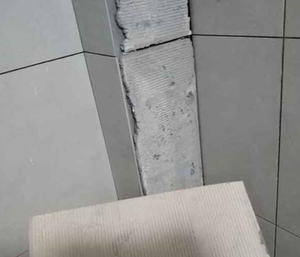 金城江瓷砖空鼓维修公司分享下厨房瓷砖脱落的补救措施。